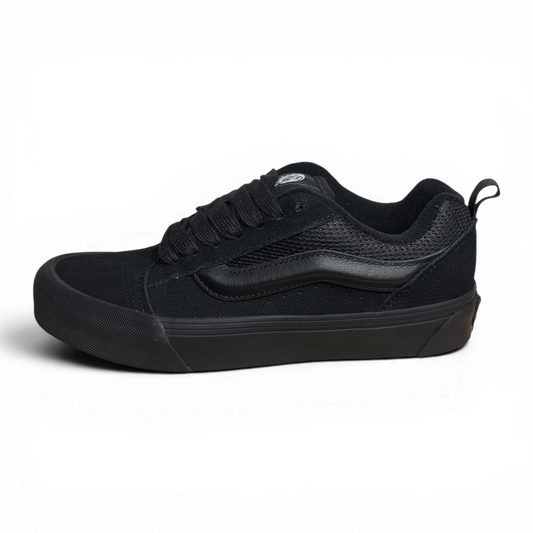 HEATWAVE Vans Knu Skool Sneaker in komplett Schwarz mit 3D-Sidestripe, voluminöser Zunge und robuster Chunky-Sohle.